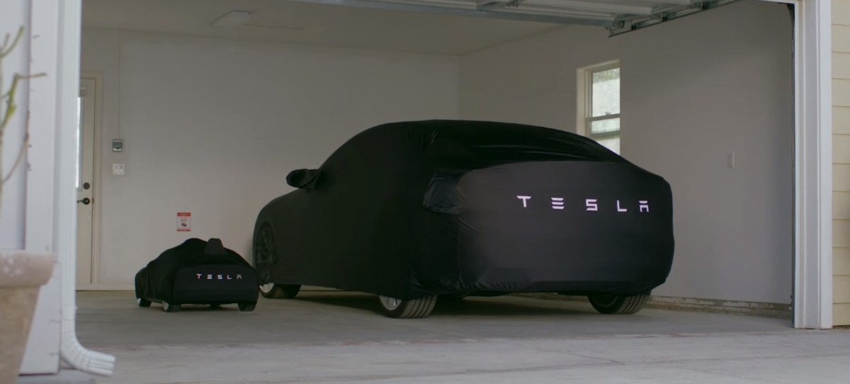 Smart overtræk/cover til Tesla elbil med logo. Beskytter mod vind og vejr.