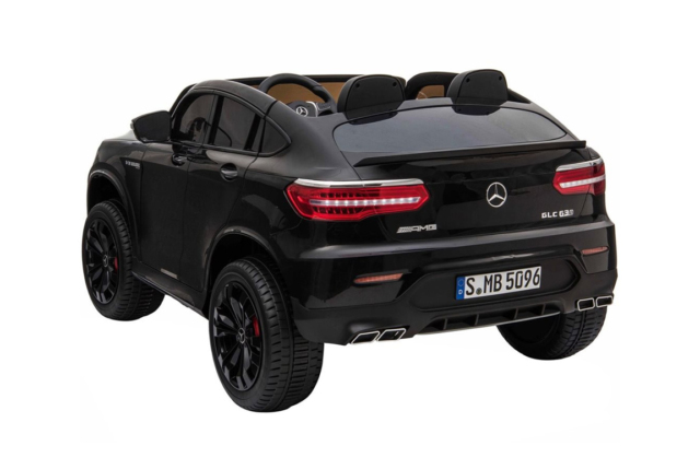 Flot og kraftfuld Mercedes GLC 63S Coupe elbil til børn med 4x12V (motor på alle hjul) læddersæde, gummihjul og med plads til 2 børn.
