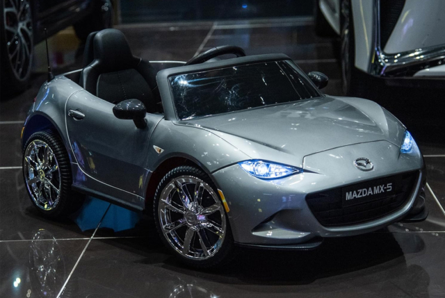 Legendarisk Mazda MX-5 elbil til børn med 4x12V motorer, dobbelt lakering i sølv og med masser af fede detaljer!