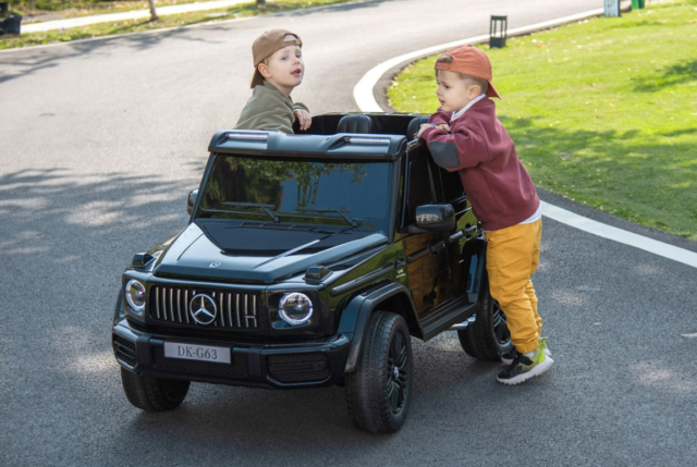 Stor og vild Mercedes G63 AMG elbil til børn med 4x24V, lædersæde, gummihjul og musikanlæg