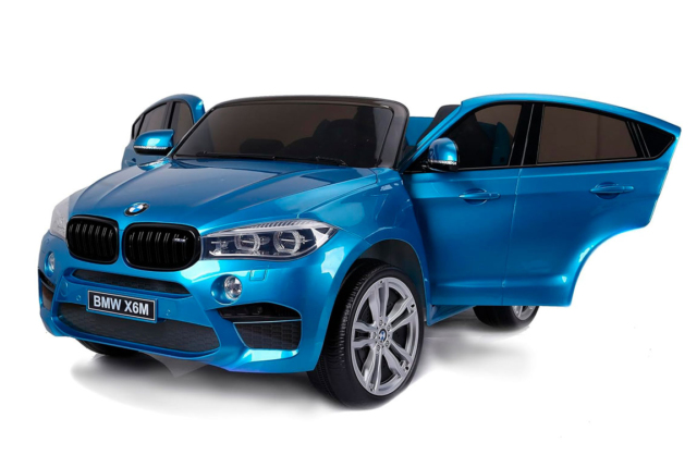 Stor elektrisk blå BMW X6 M XXL elbil til børn med plads til 2 børn og lakeret i en flot blå farve. Med gummihjul, musikanlæg, 2x12V.