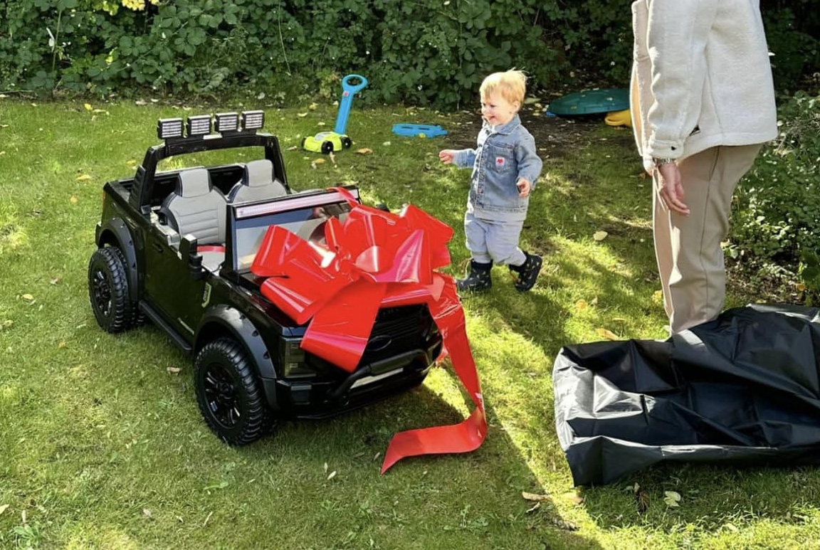 Stor rød fødselsdagssløjfe til bil - Den perfekte store sløjfe til fødselsdag.