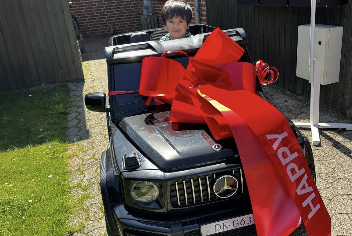 Stor rød fødselsdagssløjfe til bil - Den perfekte store sløjfe til fødselsdag.