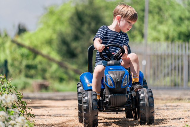 Blå FALK New Holland pedaltraktor med trailer til børn fra 3-7 år. Masser af ekstraudsstyr kan tilkøbes.