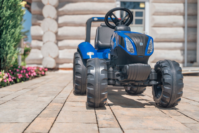 Blå FALK New Holland pedaltraktor med trailer til børn fra 3-7 år. Masser af ekstraudsstyr kan tilkøbes.