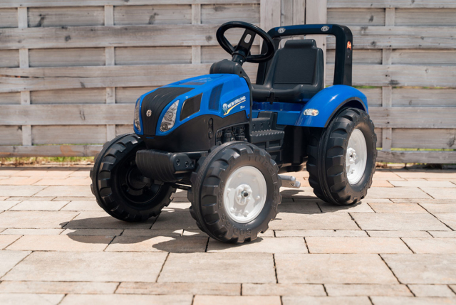 Blå FALK New Holland pedaltraktor med trailer til børn fra 3-7 år. Masser af ekstraudsstyr kan tilkøbes.