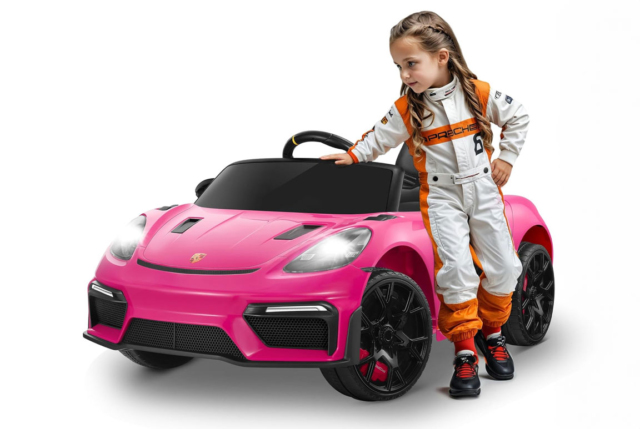 Elektrisk pink Porsche 718 Spyder RS elbil til børn med 2x12V Li-ion batterier, lædersæde, EVA-gummihjul og musikanlæg- En fed Porsche til børn!