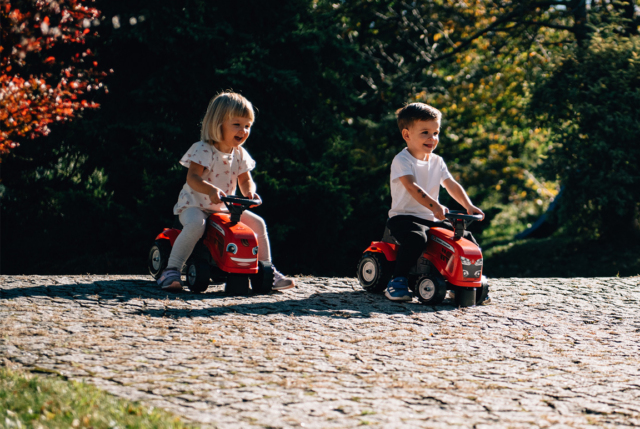 Flot rød Baby FALK Massey Ferguson gå-traktor til børn i alderen 1-3 år.