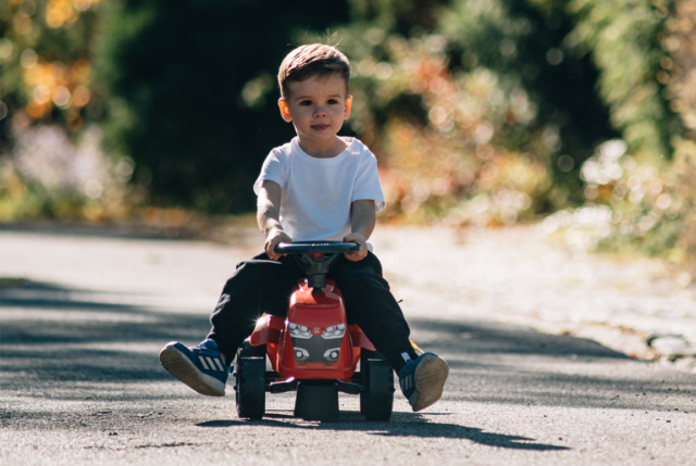 Flot rød Baby FALK Massey Ferguson gå-traktor til børn i alderen 1-3 år.