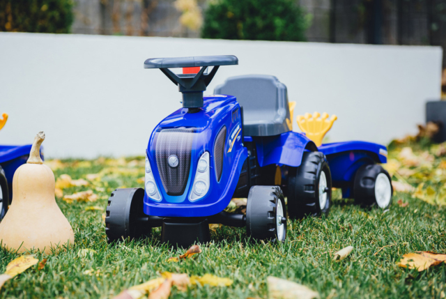 Flot blå Baby FALK New Holland gå-traktor til børn i alderen 1-3 år.