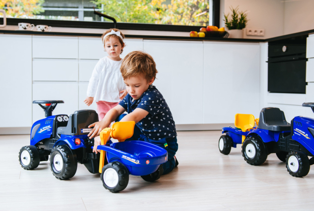 Flot blå Baby FALK New Holland gå-traktor til børn i alderen 1-3 år.