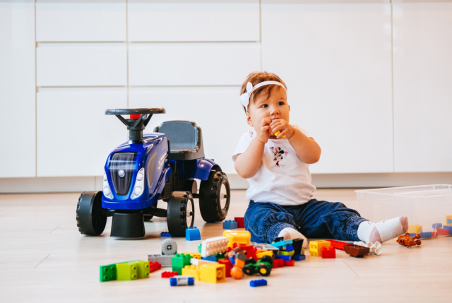 Flot blå Baby FALK New Holland gå-traktor til børn i alderen 1-3 år.