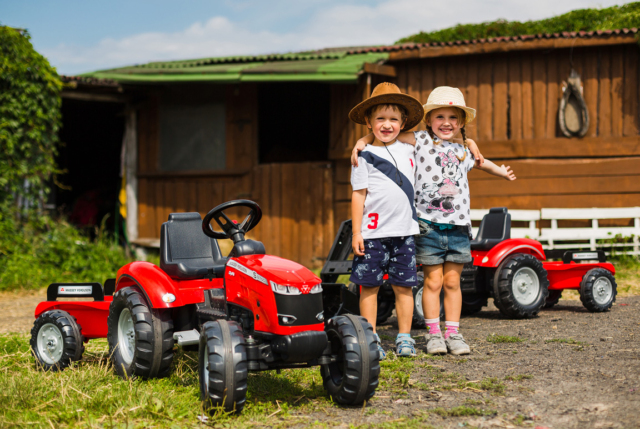 Rød Massey Ferguson S8740 pedaltraktor med frontlæsser og trailer til børn fra FALK - Passer til børn fra 3-7 år- Rød traktor til børn.