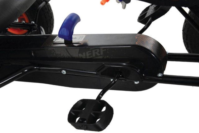 Populær Nerf Thunder Pedalgokart til børn med Nerf-blastere og skumpile.
