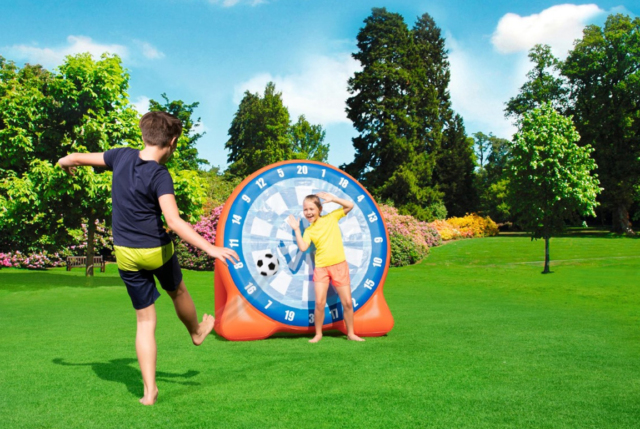 Gigantisk Bestway Oppustelig Fodbold Dart - Den sjoveste fodbold dartskive til haven!