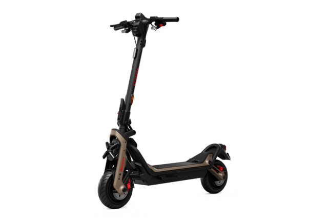 Sort/guld Segway Ninebot GT3 Pro el-løbehjul med en topfart på 80 km/t. og en rækkevidde på 138 km.