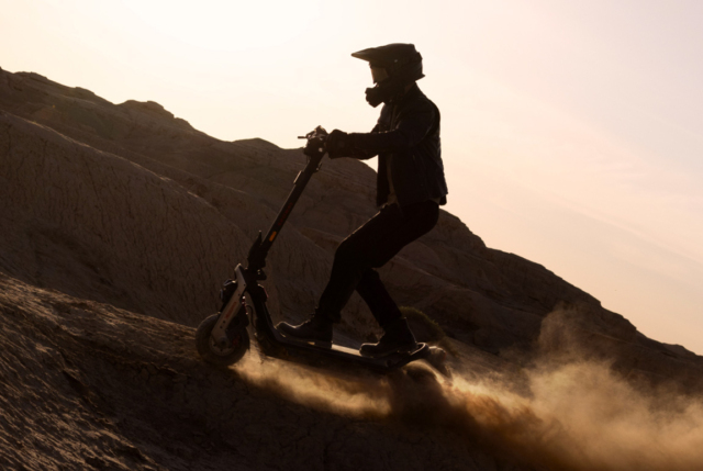Sort/guld Segway Ninebot GT3 Pro el-løbehjul med en topfart på 80 km/t. og en rækkevidde på 138 km.