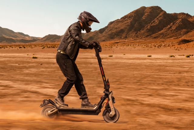 Sort/guld Segway Ninebot GT3 Pro el-løbehjul med en topfart på 80 km/t. og en rækkevidde på 138 km.