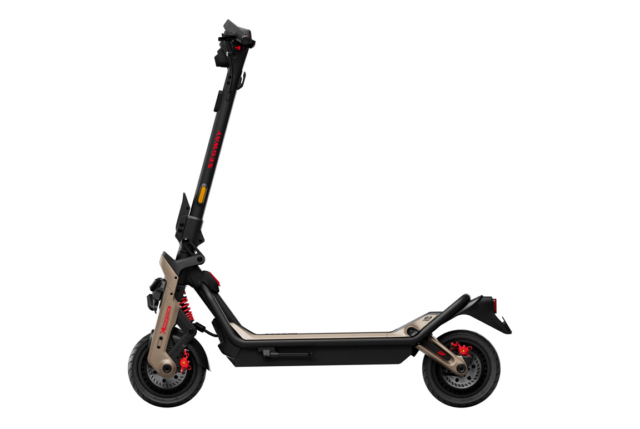 Sort/guld Segway Ninebot GT3 Pro el-løbehjul med en topfart på 80 km/t. og en rækkevidde på 138 km.