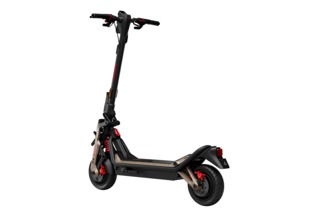 Sort/guld Segway Ninebot GT3 Pro el-løbehjul med en topfart på 80 km/t. og en rækkevidde på 138 km.