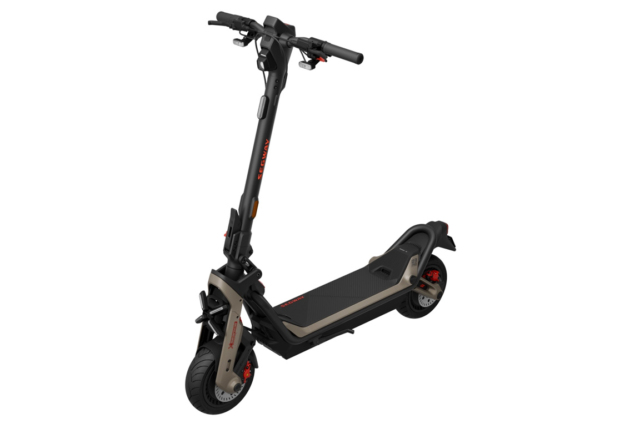 Sort/guld Segway Ninebot GT3 Pro el-løbehjul med en topfart på 80 km/t. og en rækkevidde på 138 km.