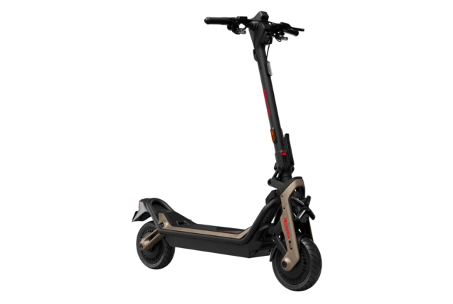 Sort/guld Segway Ninebot GT3 Pro el-løbehjul med en topfart på 80 km/t. og en rækkevidde på 138 km.