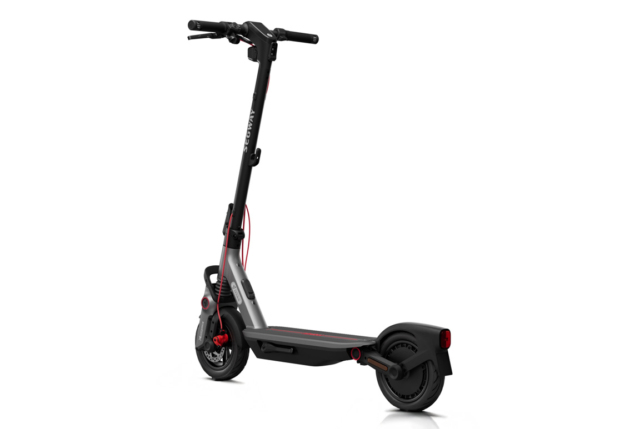 Elektrisk Segway Ninebot F3 D el-løbehjul med en topfart på 20 km/t. og en rækkevidde på 70 km.