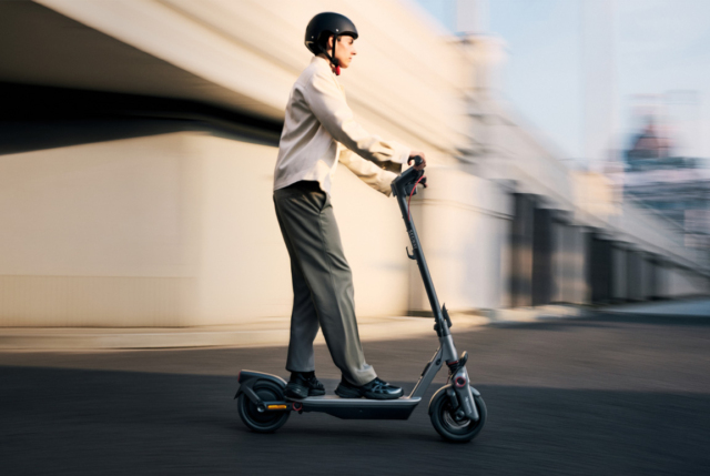 Elektrisk Segway Ninebot F3 D el-løbehjul med en topfart på 20 km/t. og en rækkevidde på 70 km.