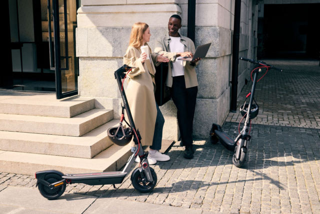Elektrisk Segway Ninebot F3 D el-løbehjul med en topfart på 20 km/t. og en rækkevidde på 70 km.