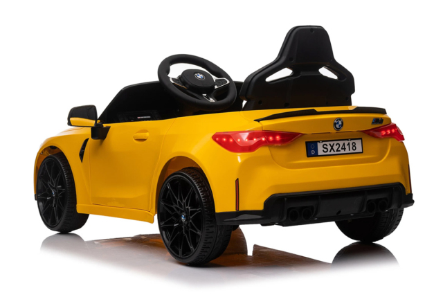 Gul BMW M4 Competition elbil ti l børn med lædersæde, 2x12V motorer, EVA-gummihjul og musikanlæg.