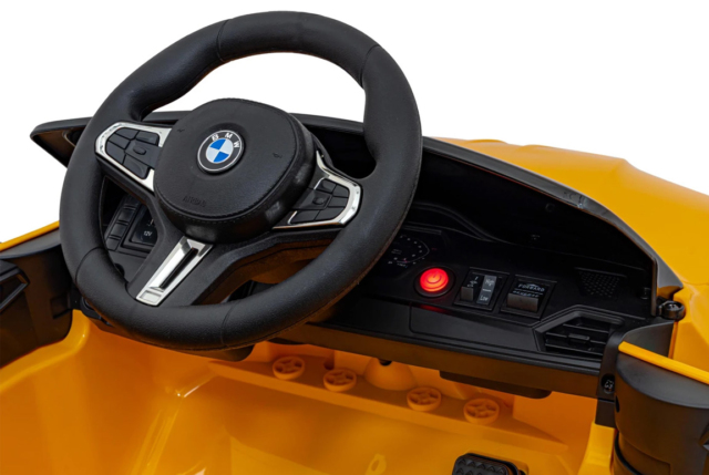 Gul BMW M4 Competition elbil ti l børn med lædersæde, 2x12V motorer, EVA-gummihjul og musikanlæg.