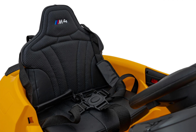 Gul BMW M4 Competition elbil ti l børn med lædersæde, 2x12V motorer, EVA-gummihjul og musikanlæg.