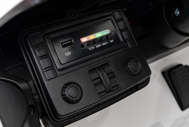 Hvid BMW M4 Competition elbil ti l børn med lædersæde, 2x12V motorer, EVA-gummihjul og musikanlæg.