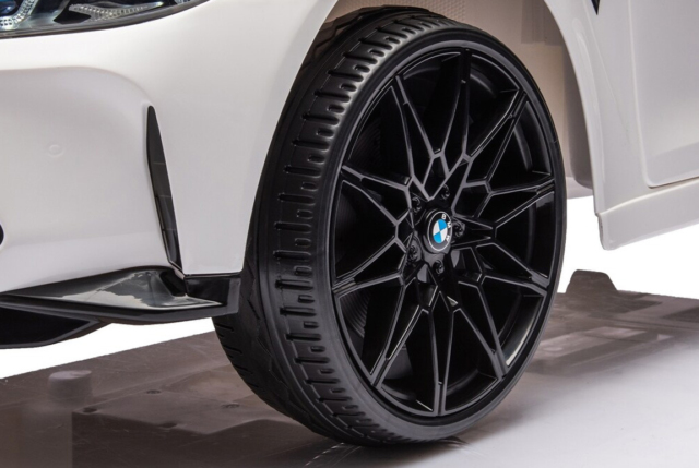 Hvid BMW M4 Competition elbil ti l børn med lædersæde, 2x12V motorer, EVA-gummihjul og musikanlæg.