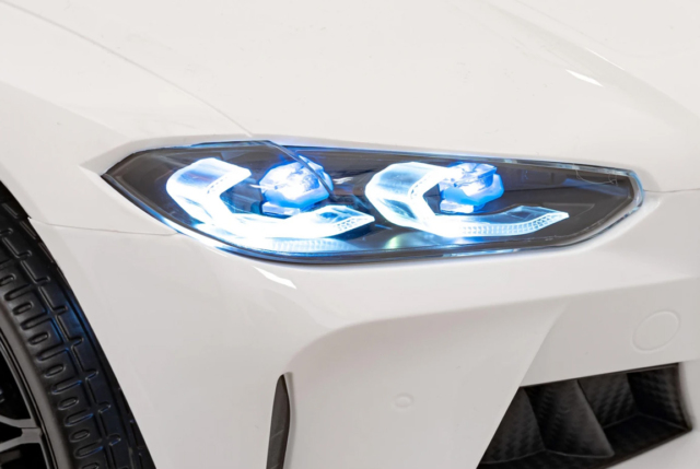 Hvid BMW M4 Competition elbil ti l børn med lædersæde, 2x12V motorer, EVA-gummihjul og musikanlæg.