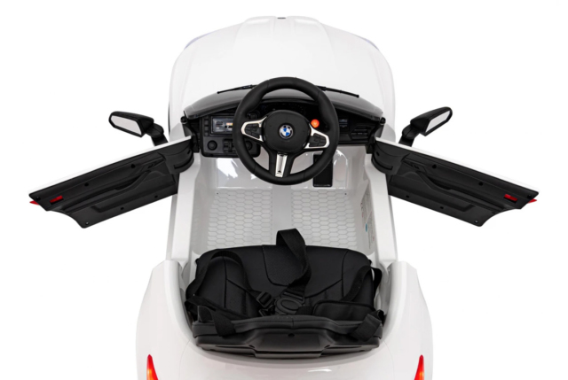 Hvid BMW M4 Competition elbil ti l børn med lædersæde, 2x12V motorer, EVA-gummihjul og musikanlæg.
