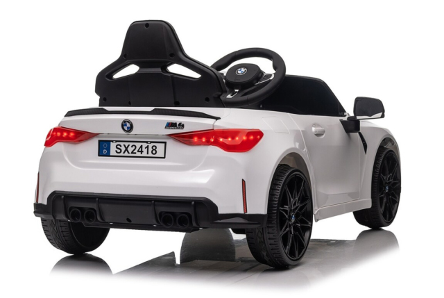 Hvid BMW M4 Competition elbil ti l børn med lædersæde, 2x12V motorer, EVA-gummihjul og musikanlæg.
