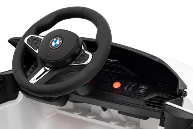 Hvid BMW M4 Competition elbil ti l børn med lædersæde, 2x12V motorer, EVA-gummihjul og musikanlæg.