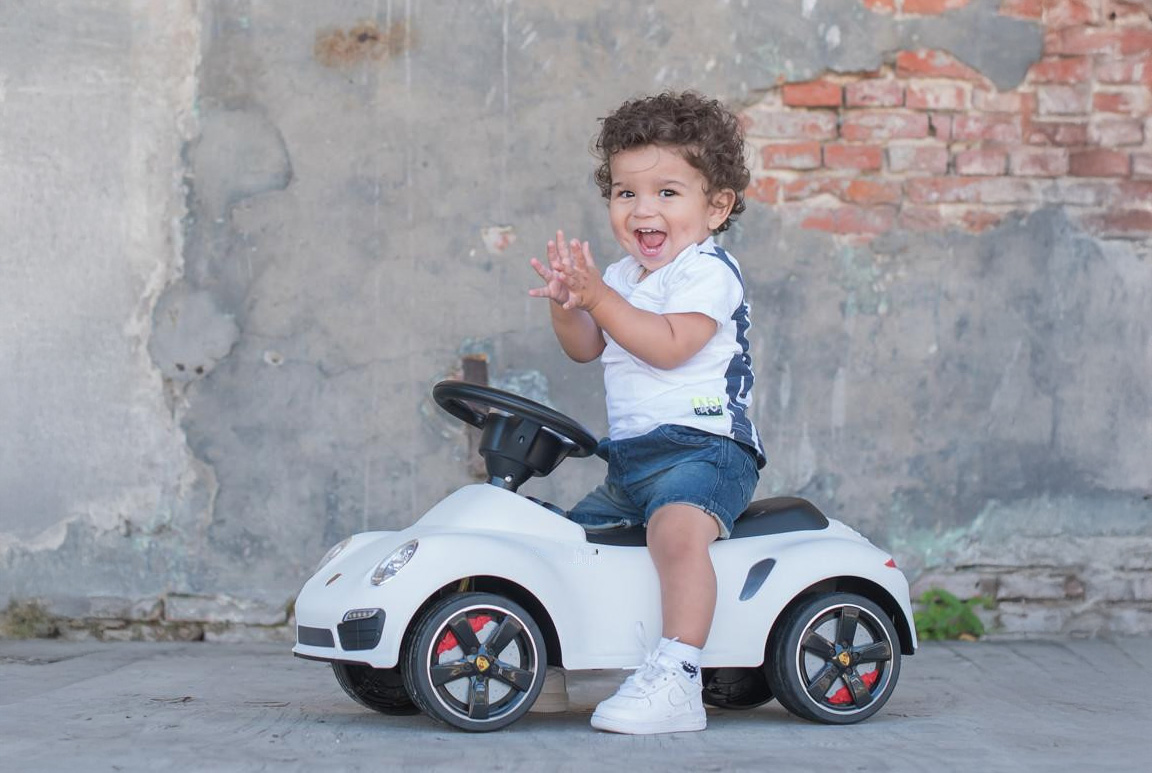 Hvid Porsche 911 Turbo S gåbil til børn fra kendte Rastar.