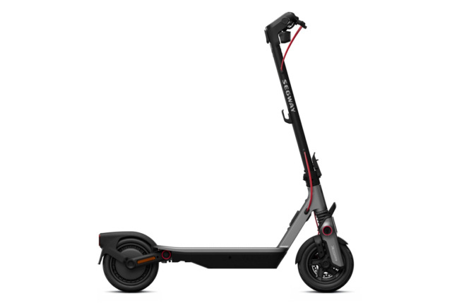 Elektrisk Segway Ninebot F3 Pro E el-løbehjul med en topfart på 25 km/t. og en rækkevidde på 70 km.