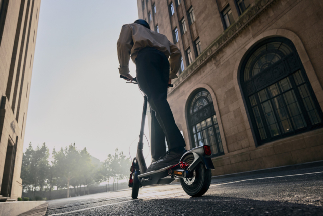 Elektrisk Segway Ninebot F3 Pro E el-løbehjul med en topfart på 25 km/t. og en rækkevidde på 70 km.