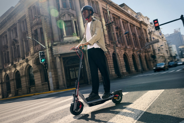 Elektrisk Segway Ninebot F3 Pro E el-løbehjul med en topfart på 25 km/t. og en rækkevidde på 70 km.