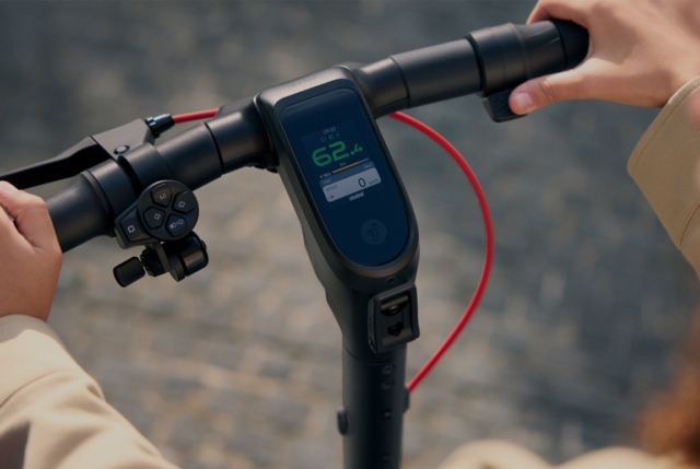 Elektrisk Segway Ninebot F3 Pro E el-løbehjul med en topfart på 25 km/t. og en rækkevidde på 70 km.
