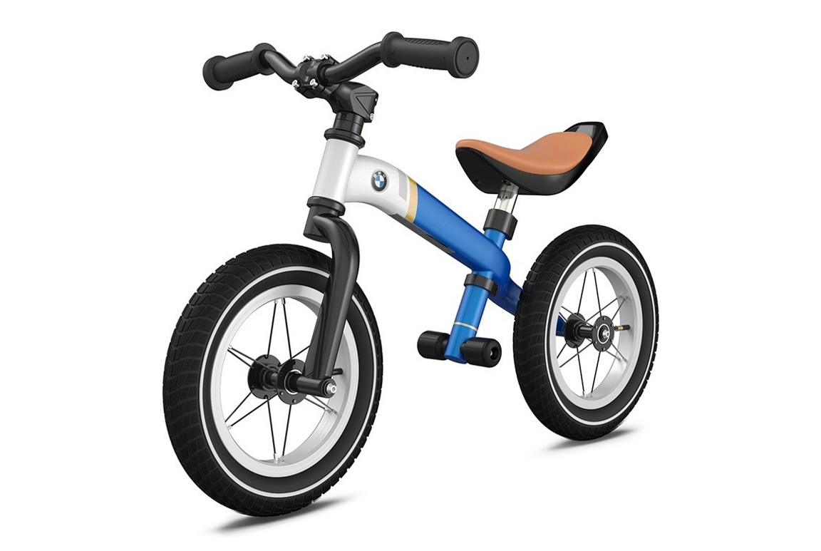 Blå 12" BMW løbecykel til børn fra 2-5 år. Den perfekte løbe- og balancecykel til fartglade børn.