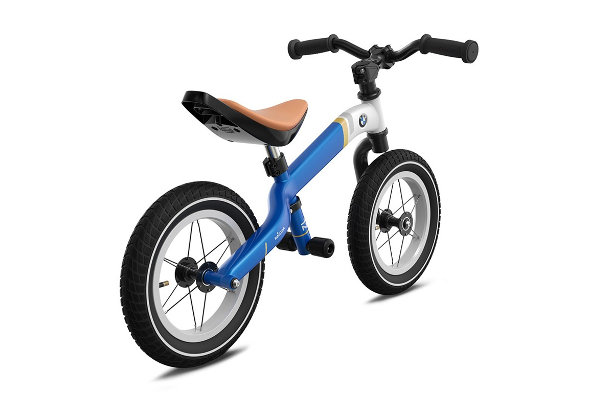 Blå 12" BMW løbecykel til børn fra 2-5 år. Den perfekte løbe- og balancecykel til fartglade børn.