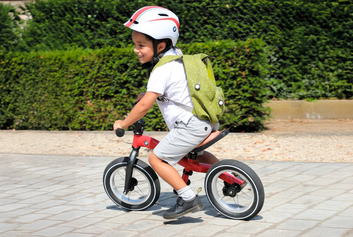 Rød 12" BMW løbecykel til børn fra 2-5 år. Den perfekte løbe- og balancecykel til fartglade børn.