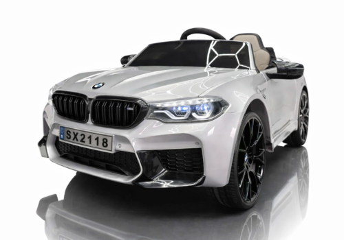 Eksklusiv BMW M5 elbil til børn, lakeret i en flot metallisk sølvgrå farve. Kommer med 2x24V motorer, lædersæde, affjedring og stort musikanlæg.