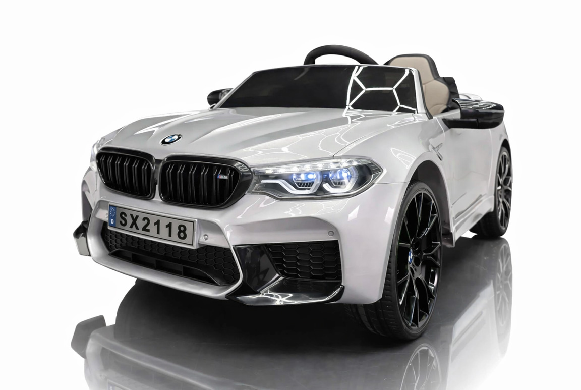 Eksklusiv BMW M5 elbil til børn, lakeret i en flot metallisk sølvgrå farve. Kommer med 2x24V motorer, lædersæde, affjedring og stort musikanlæg.