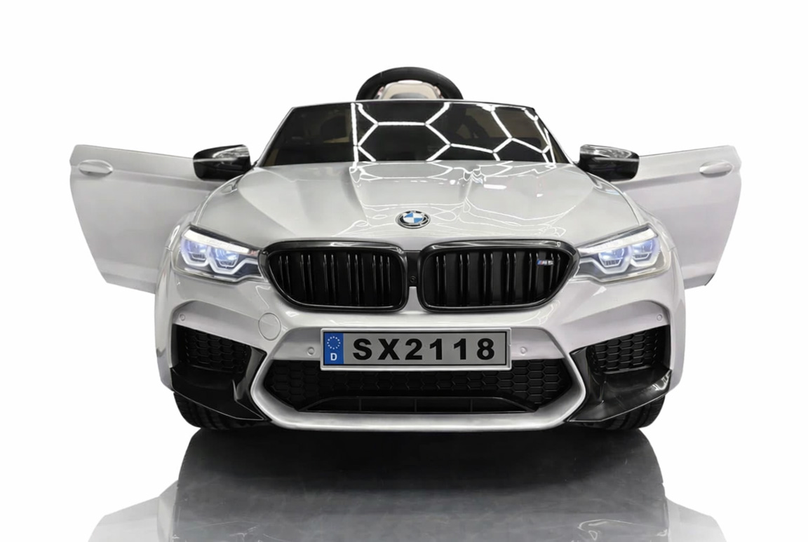 Eksklusiv BMW M5 elbil til børn, lakeret i en flot metallisk sølvgrå farve. Kommer med 2x24V motorer, lædersæde, affjedring og stort musikanlæg.