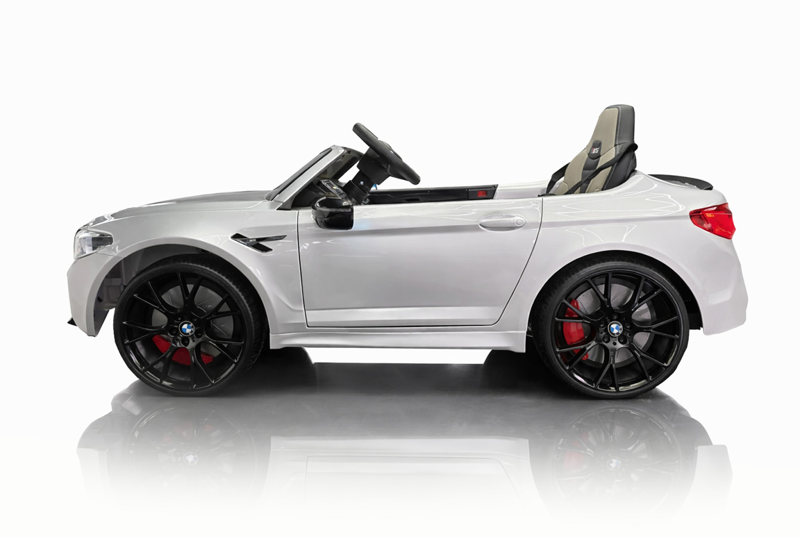 Eksklusiv BMW M5 elbil til børn, lakeret i en flot metallisk sølvgrå farve. Kommer med 2x24V motorer, lædersæde, affjedring og stort musikanlæg.